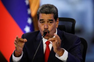 maduro-anuncia-que-trocara-metade-de-seus-ministros