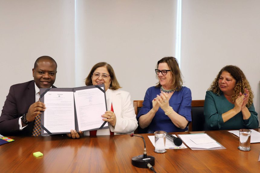 ministerios-assinam-acordo-para-incluir-mulheres-trans-e-intersexo-em-servicos-como-ligue-180