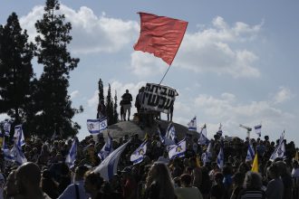 onda-de-protestos-contra-governo-netanyahu-toma-conta-de-israel-apos-descoberta-de-corpos-de-refens-em-gaza