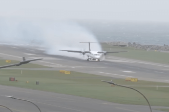 aviao-faz-pouso-de-emergencia-apos-motor-pegar-fogo-na-nova-zelandia