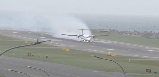aviao-faz-pouso-de-emergencia-apos-motor-pegar-fogo-na-nova-zelandia