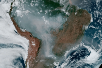 visto-do-espaco:-satelite-mostra-corredor-de-fumaca-que-chega-ao-sudeste