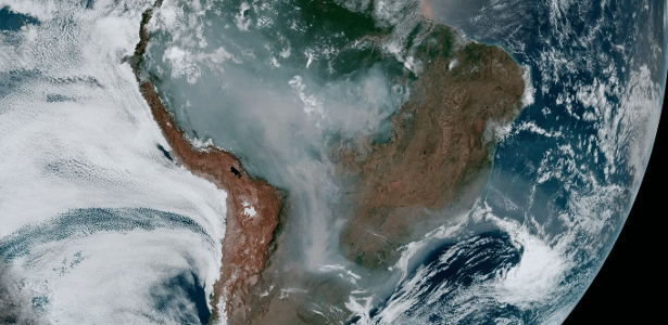 visto-do-espaco:-satelite-mostra-corredor-de-fumaca-que-chega-ao-sudeste