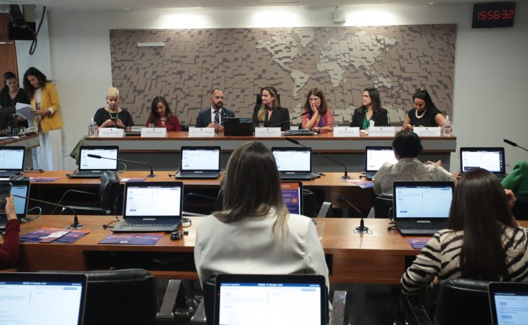 violencia-politica-visa-afastar-mulheres-dos-espacos-de-poder,-afirmam-debatedoras