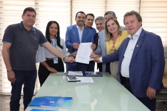 claudia-lelis-celebra-assinatura-de-contrato-para-construcao-de-casas-e-revitalizacao-da-barragem