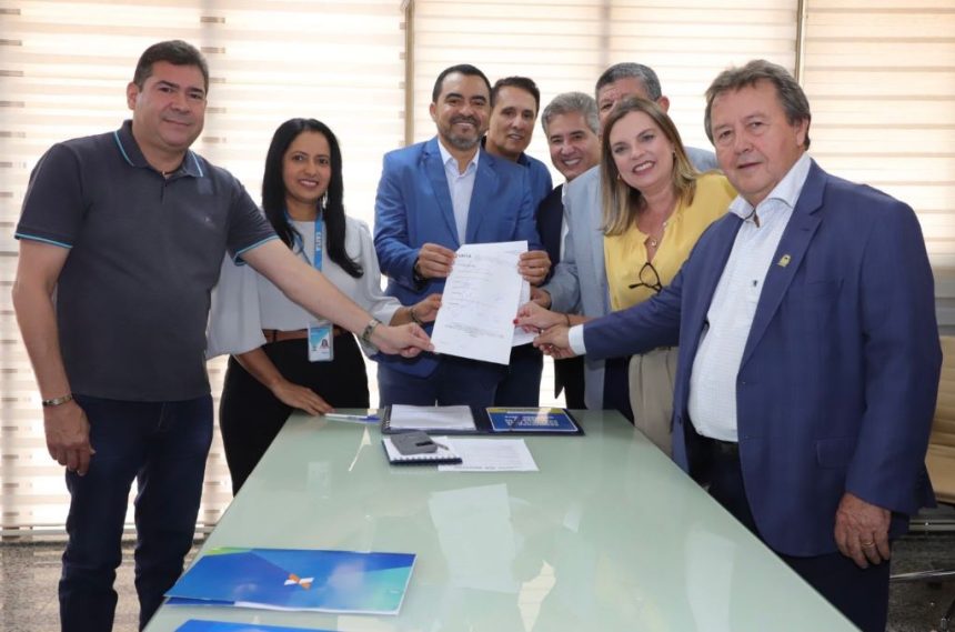 claudia-lelis-celebra-assinatura-de-contrato-para-construcao-de-casas-e-revitalizacao-da-barragem