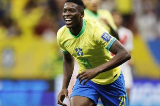 luiz-henrique-marca-dois-e-brasil-derrota-selecao-peruana-em-brasilia