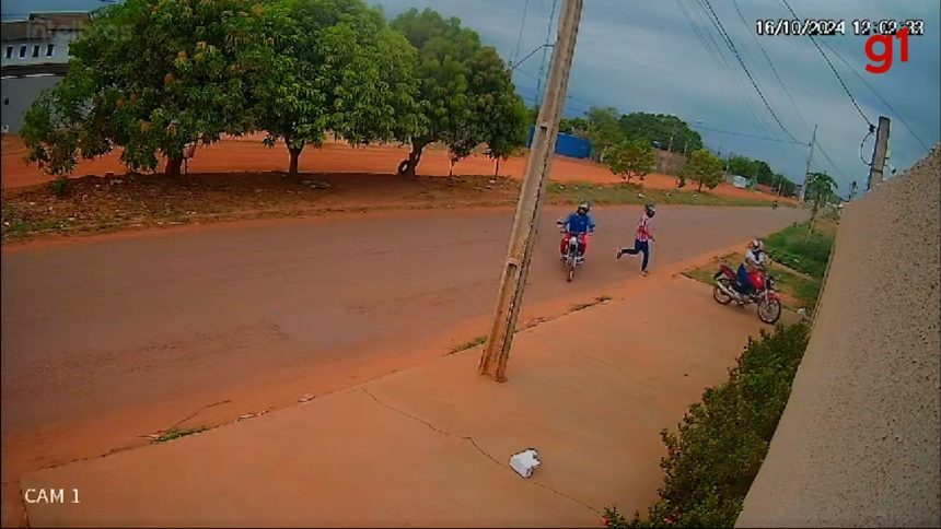 suspeitos-roubam-moto-de-mulher-em-frente-de-casa,-sao-encontrados-com-veiculo-e-confessam-crime,-diz-policia;-video