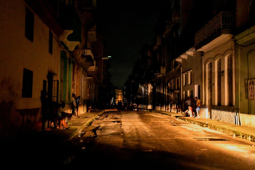 sem-luz-ha-mais-de-dois-dias,-cuba-aguarda-chegada-de-furacao