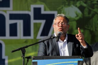 ministro-de-israel-defende-realocar-israelenses-na-faixa-de-gaza:-‘a-terra-de-israel-e-nossa’