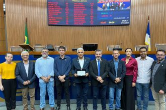 carlao-da-forca-sindical-e-homenageado-por-wiston-gomes-na-assembleia-legislativa