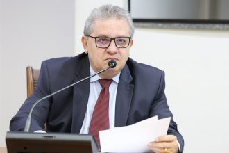 deputado-jair-farias-apresenta-projeto-de-lei-para-instituir-vacinacao-domiciliar-de-pessoas-com-tea