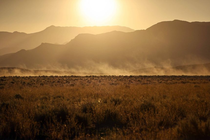 enorme-tempestade-de-areia-atravessa-california-e-causa-engavetamento-nos-eua