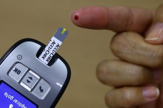 medico-alerta-para-o-risco-de-pe-diabetico-em-pacientes