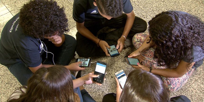 pesquisa:-86%-dos-brasileiros-apoiam-restricao-de-celular-nas-escolas