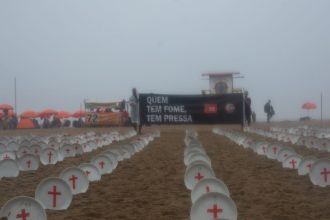 copacabana-recebe-manifestacoes-pelo-fim-da-fome-e-para-pressionar-g20