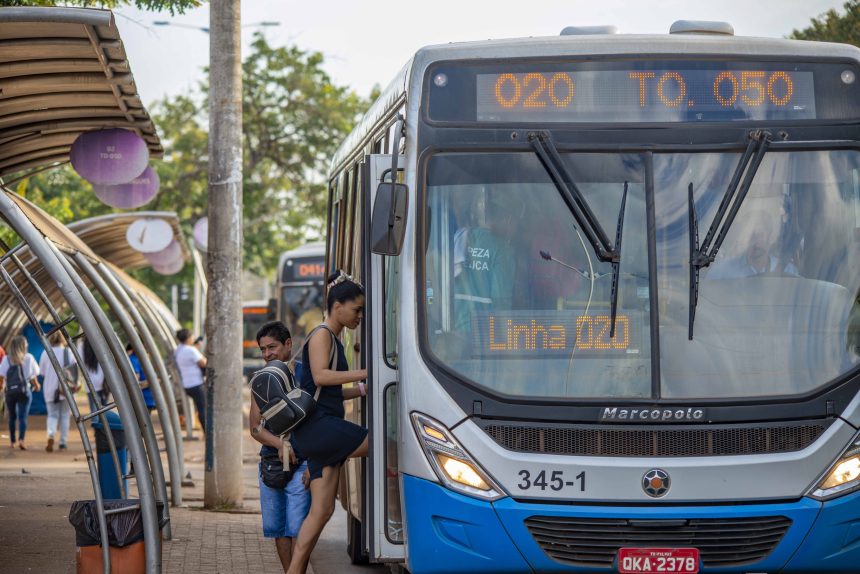 passageiros-sao-surpreendidos-com-cobranca-do-transporte-coletivo-no-feriado-em-palmas