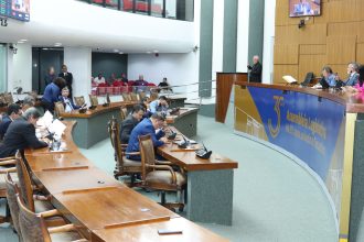 deputados-aprovam-novas-regras-para-eleicao-da-mesa-diretora-e-marcam-pleito-para-sexta,-29