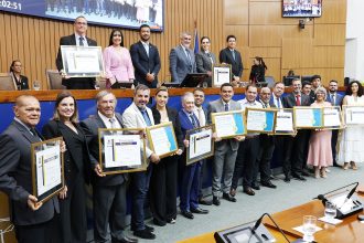 assembleia-homenageia-o-ex-senador-joao-ribeiro-e-entrega-titulos-de-cidadaos-tocantinenses