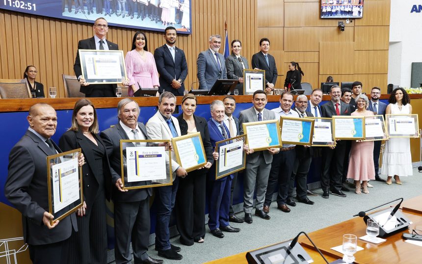 assembleia-homenageia-o-ex-senador-joao-ribeiro-e-entrega-titulos-de-cidadaos-tocantinenses