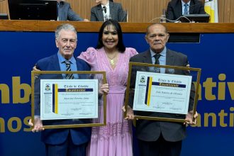 deputada-janad-valcari-presta-homenagens-a-personalidades-do-estado-em-sessao-solene