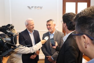 em-visita-a-sede-da-fgv,-no-rj,-amelio-cayres-celebra-sucesso-do-concurso-publico