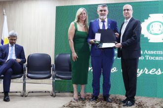 amelio-cayres-e-condecorado-pela-defensoria-publica-com-honra-ao-merito-da-justica