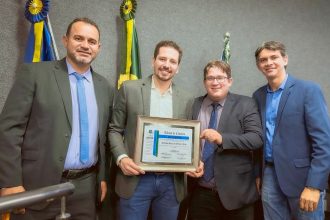 deputado-olyntho-e-homenageado-com-titulo-de-cidadao-guaraiense