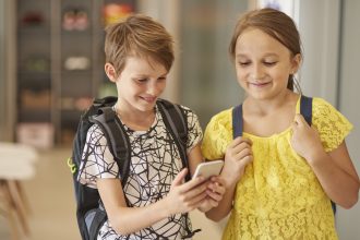 jair-farias-propoe-a-proibicao-do-uso-de-celulares-em-escolas-no-tocantins