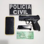 policia-apreende-replica-de-arma-e-nota-falsa-de-r$-420-com-desenho-de-maconha