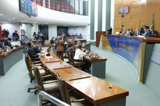 aprovada-pec-que-permite-viagem-oficial-de-ate-15-dias-ao-governador,-sem-transferencia-do-cargo