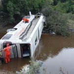 onibus-cai-de-ponte-e-deixa-mortos-e-feridos-na-br-153