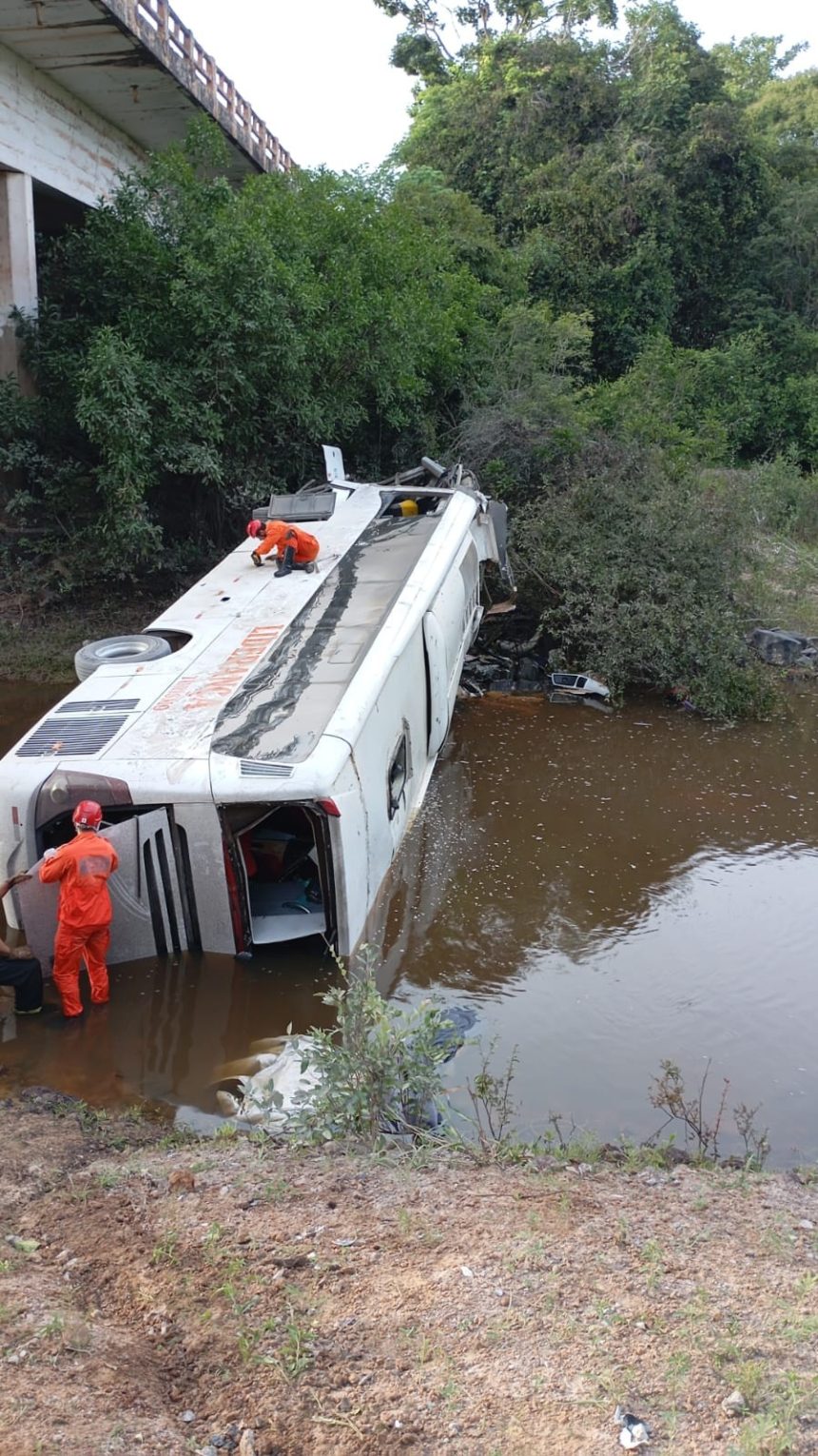 onibus-cai-de-ponte-e-deixa-mortos-e-feridos-na-br-153