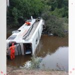 mortos-apos-onibus-cair-de-ponte-dentro-de-rio-sao-uma-idosa-de-70-anos-e-os-dois-motoristas-do-veiculo