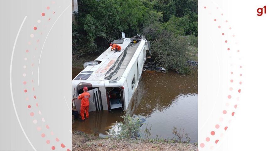 mortos-apos-onibus-cair-de-ponte-dentro-de-rio-sao-uma-idosa-de-70-anos-e-os-dois-motoristas-do-veiculo