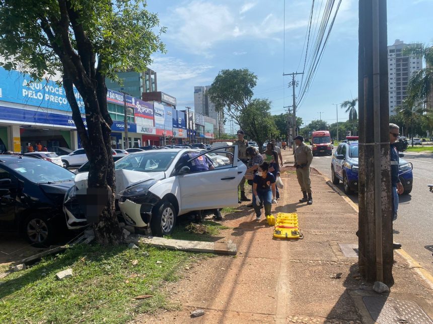 mulher-perde-controle-do-carro-ao-passar-mal-e-bate-em-arvore-enquanto-transportava-mae