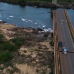 imagens-aereas-mostram-carro-preso-em-fenda-que-se-abriu-apos-ponte-desabar-entre-o-tocantins-e-o-maranhao;-video