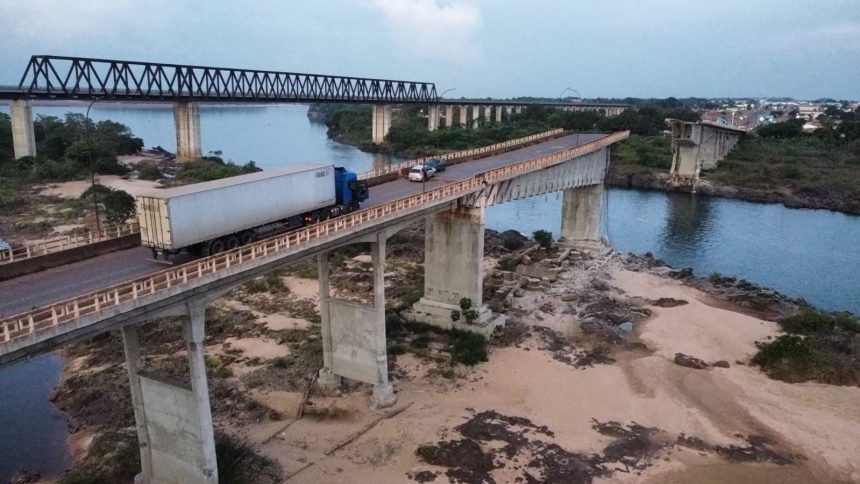 governo-pede-que-populacao-evite-contato-com-agua-do-rio-apos-queda-de-caminhao-com-acido-sulfurico-em-ponte-entre-to-e-ma