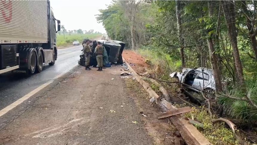 dois-homens-morrem-em-acidente-entre-duas-caminhonetes-e-um-carro-na-br-153