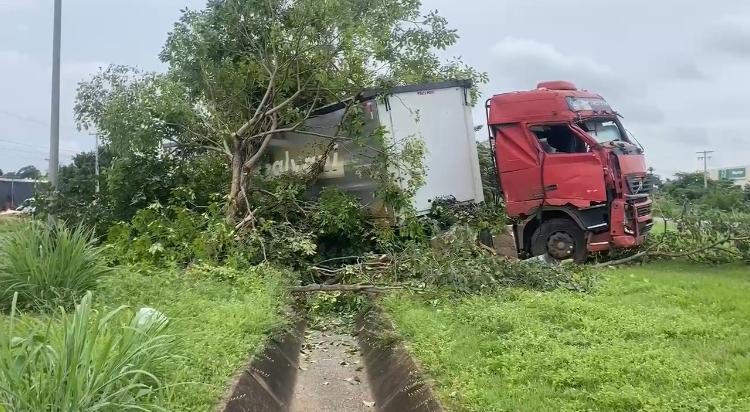 motorista-fica-ferido-em-acidente-que-envolveu-uma-carreta-e-uma-minivan-na-br-153