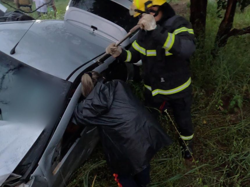 batida-entre-tres-carros-deixa-seis-pessoas-feridas-na-to-222