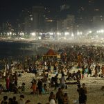 banho-noturno-na-orla-do-rio-atrai-cariocas-e-turistas-no-calorao