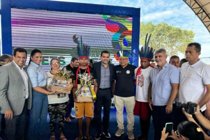 amelio-cayres-prestigia-entrega-de-140-mil-kits-escolares-pelo-governo-do-tocantins