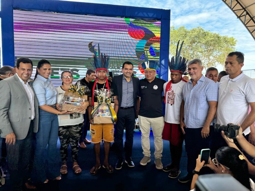 amelio-cayres-prestigia-entrega-de-140-mil-kits-escolares-pelo-governo-do-tocantins