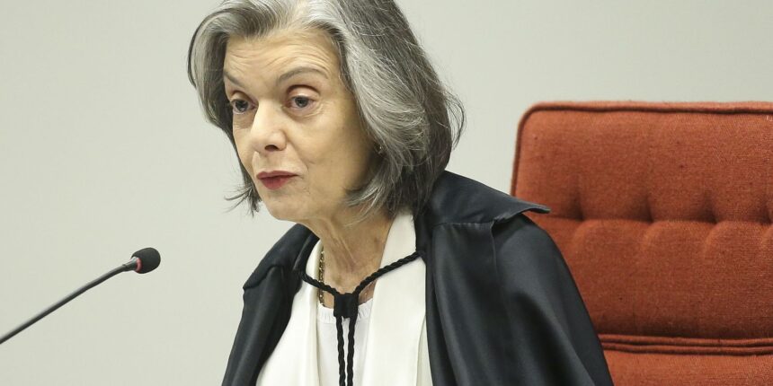 carmen-lucia-mantem-investigacao-contra-bolsonaro