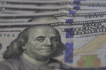 dolar-cai-a-r$-5,77-e-tem-maior-sequencia-de-quedas-desde-o-plano-real