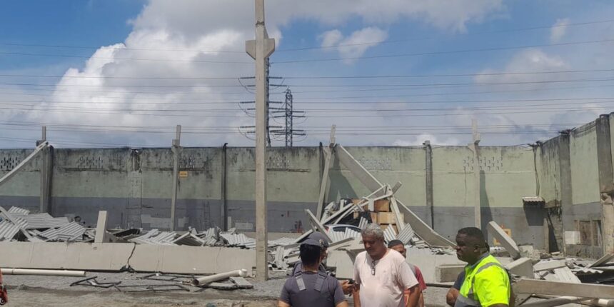 desabamento-de-galpao-deixa-quatro-feridos-em-santos