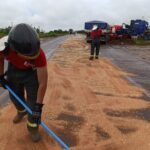 motorista-e-resgatado-pelos-bombeiros-apos-cabine-de-carreta-ser-esmagada-em-acidente