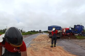 motorista-e-resgatado-pelos-bombeiros-apos-cabine-de-carreta-ser-esmagada-em-acidente