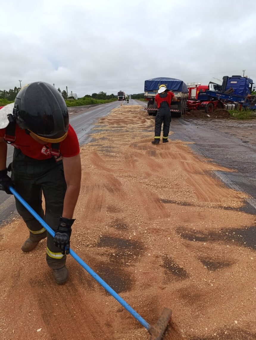 motorista-e-resgatado-pelos-bombeiros-apos-cabine-de-carreta-ser-esmagada-em-acidente